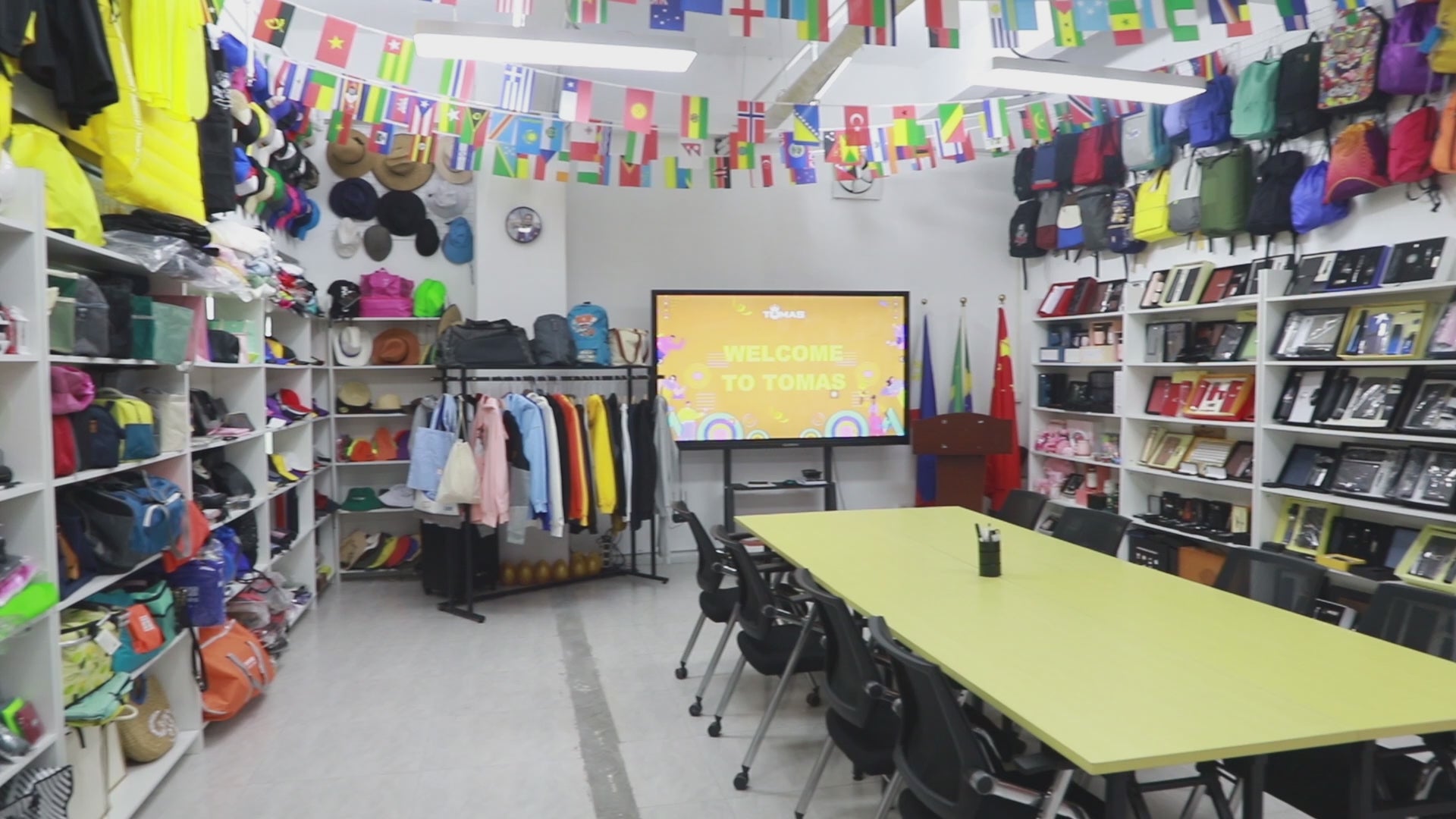 Carica il video: TOMAS is both a manufacturer &amp; exporter of different kinds of promotional products and souvenir gifts, locates in Guangzhou City China, founded in 2011. We have our 100% own factory in Dongguan, producing metal &amp; plastic material products. However, in order to provide &amp; create better purchasing experience for our clients, we started to source outside in 2013 and have offered one-stop solutions for different events &amp; activities since then. One-Stop Solution can help you save time, cost and headache of purchasing &amp; communicating here and there.